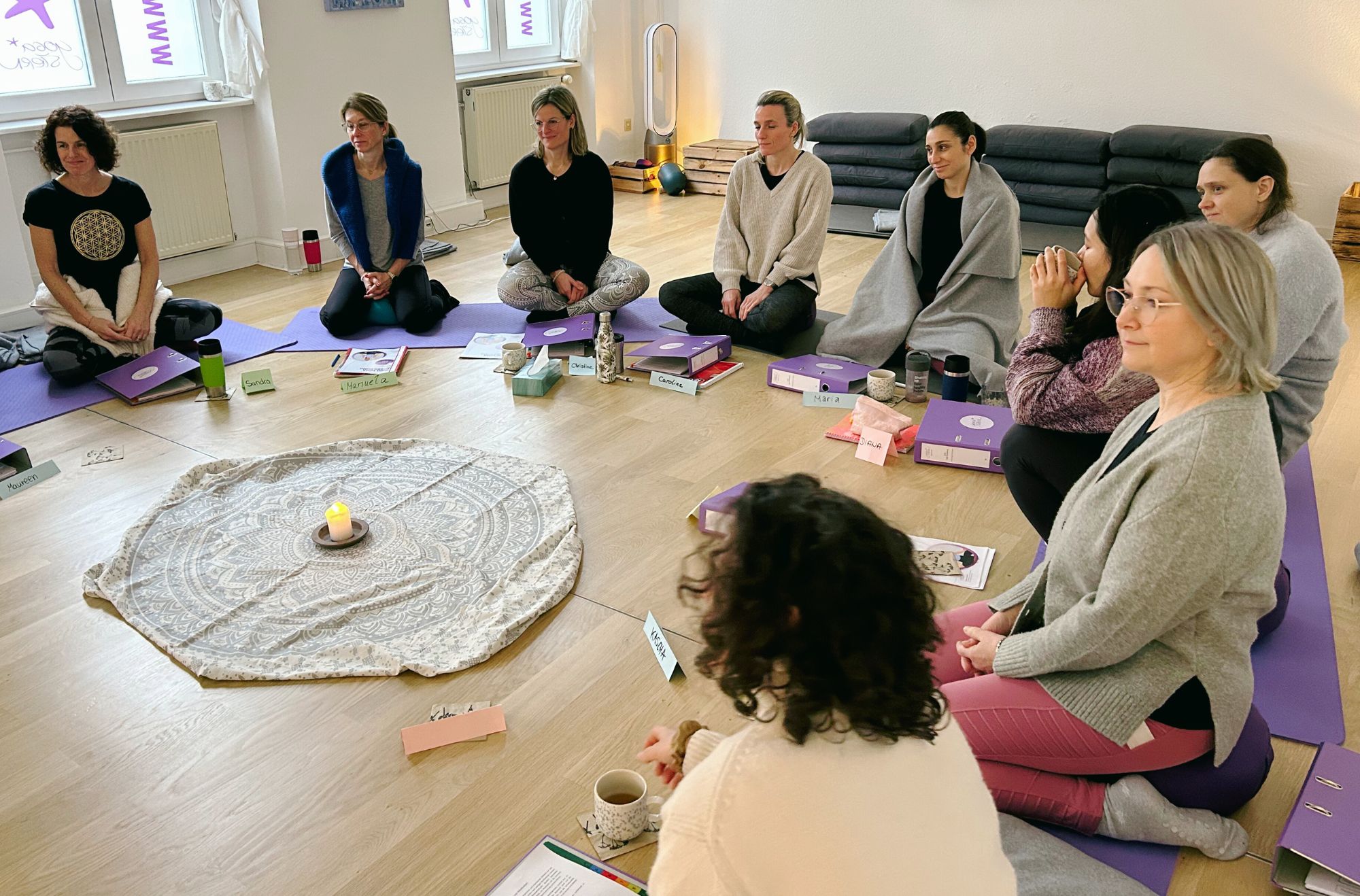 Gesprächsrunde 200h Yoga Basis-Ausbildung in der Yogastern Akademie