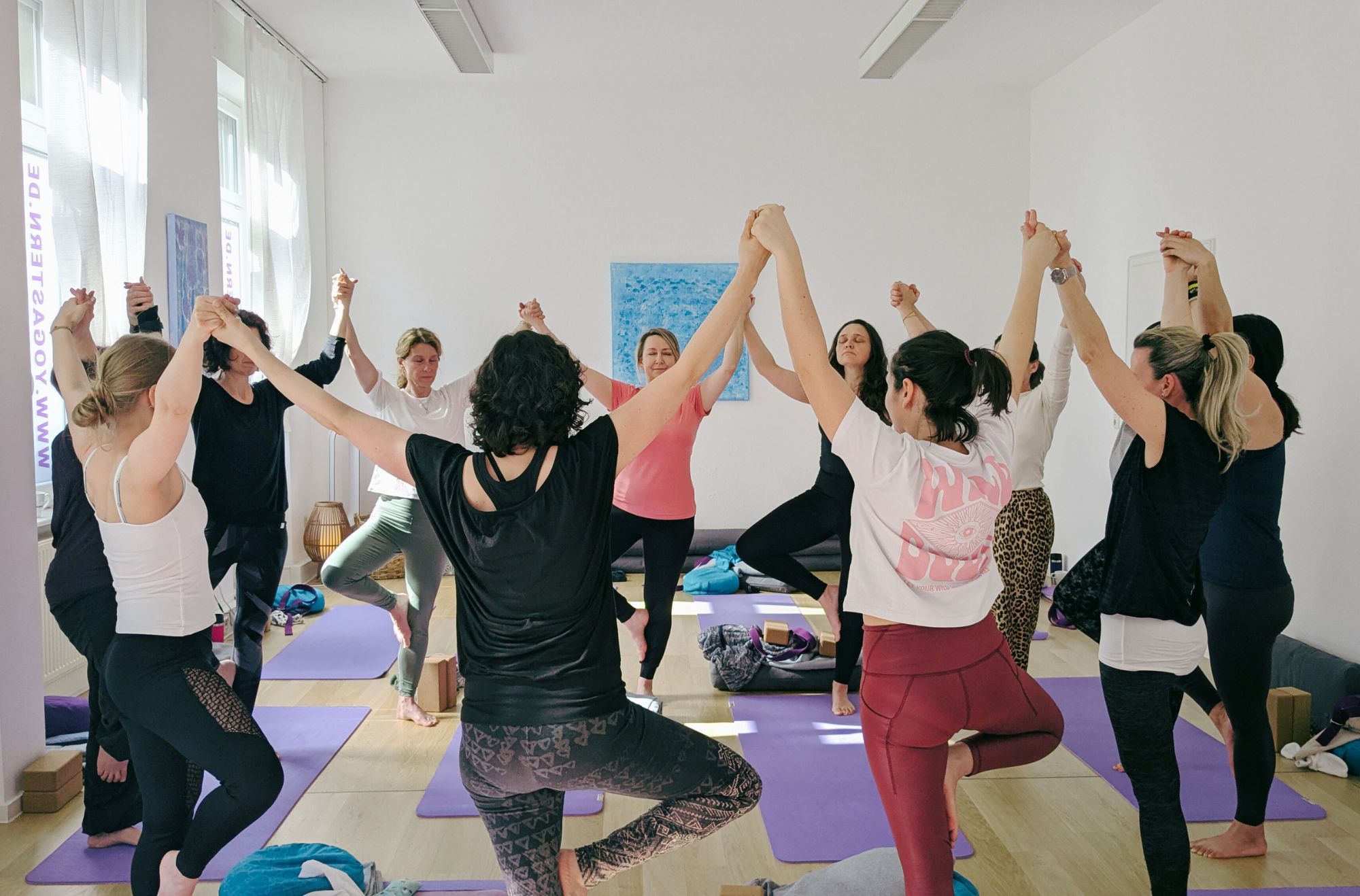 Praxisstunde während der 200h Yoga Basis-Ausbildung in der Yogastern Akademie